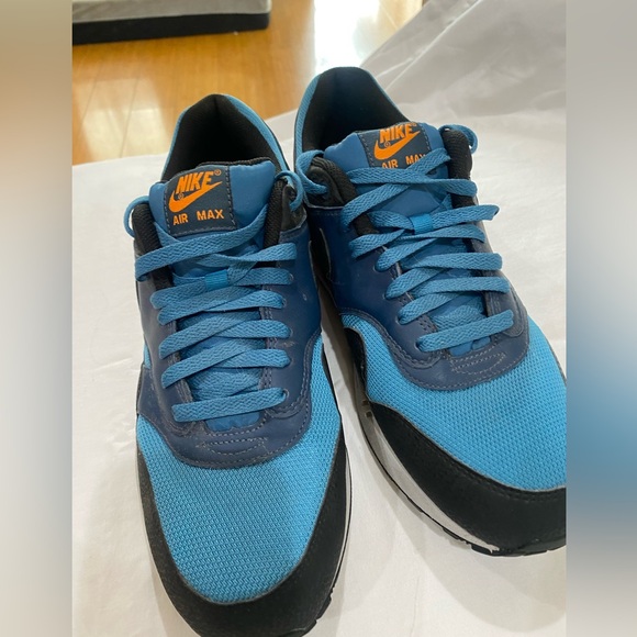 Nike Air shoes - Picture 1 of 5